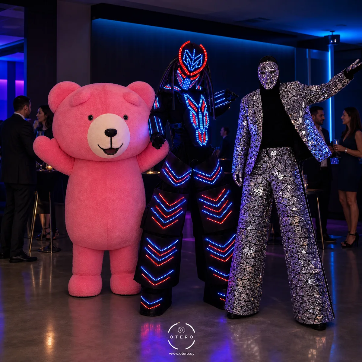 Oso gigante rosa, robot LED Fugitivo y Mirror Man en una recepción empresarial ilustrativa